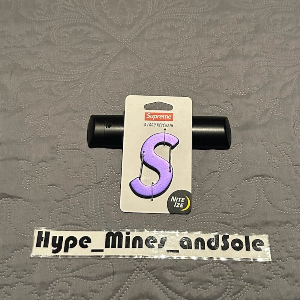 NEW Supreme x Nite Ize S Logo Keychain - FW21 - Purple